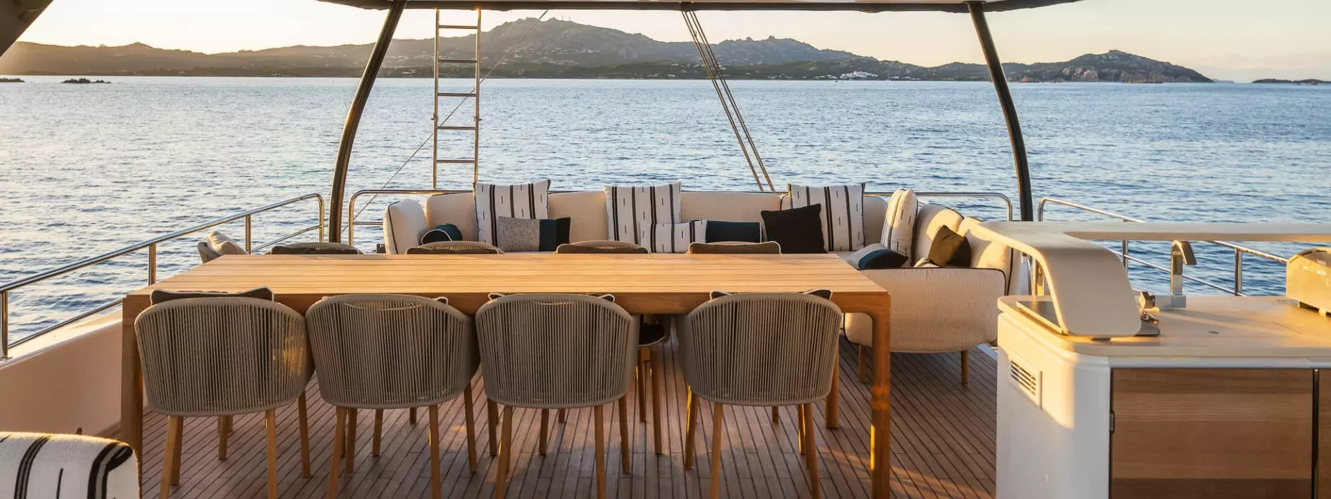 catamaran-LAGOON-EIGTHY-2-INTERIOR-SLIDER-43.webp