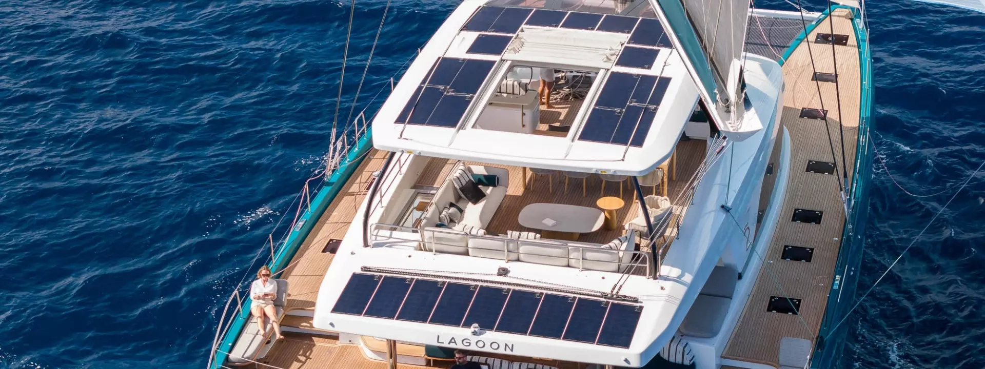 catamaran-LAGOON-EIGTHY-2-INTERIOR-SLIDER-48.webp