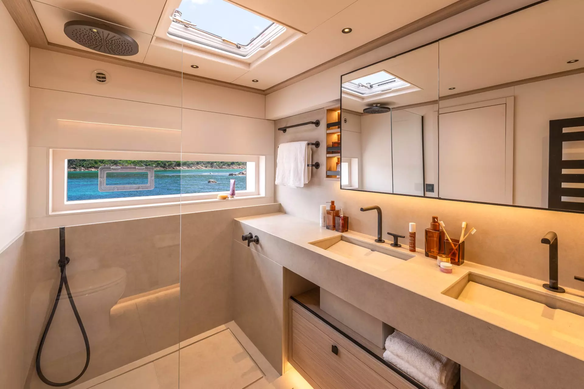 LAGOON-EIGTHY-2-INTERIOR-SLIDER-24.webp