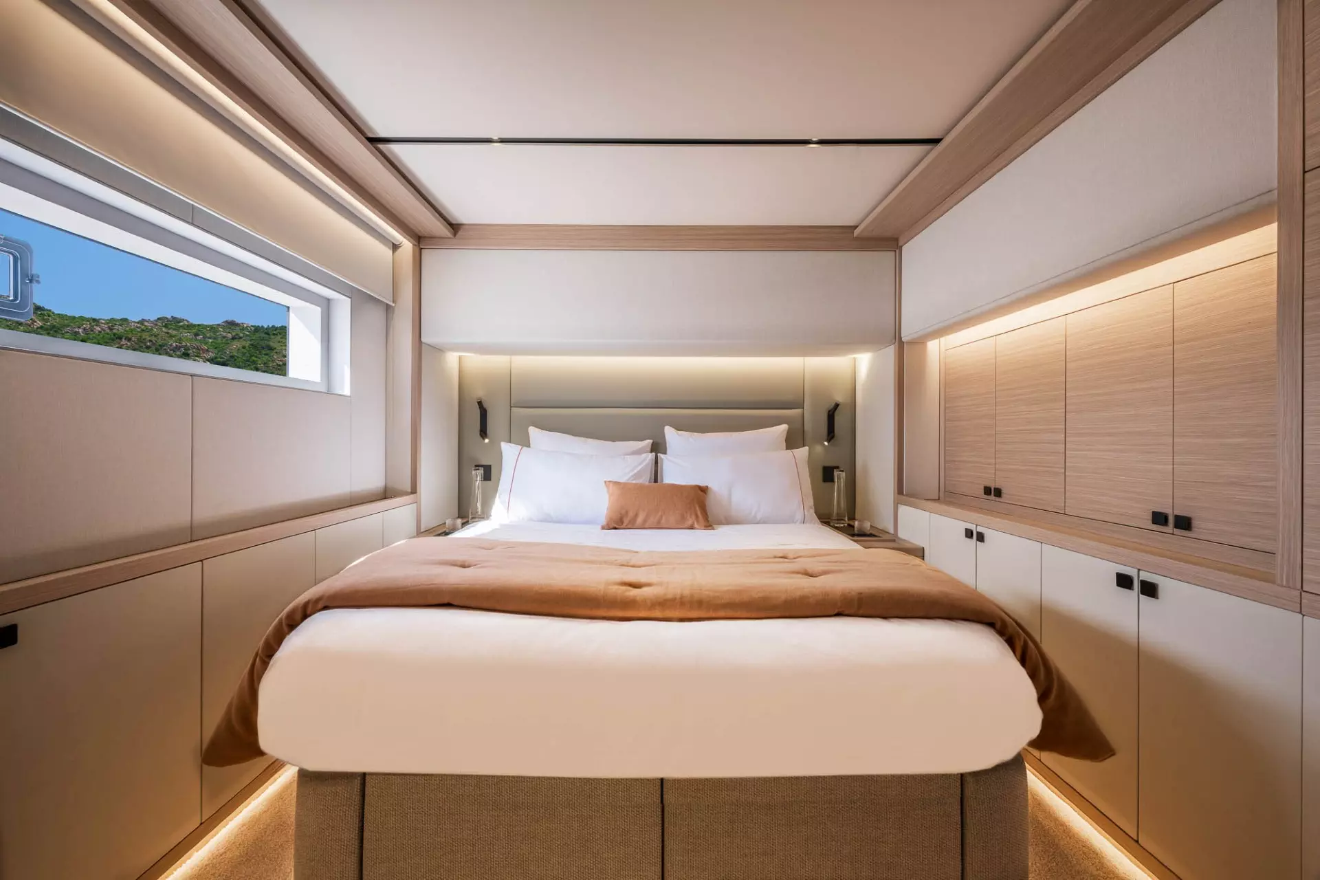 LAGOON-EIGTHY-2-INTERIOR-SLIDER-25.webp