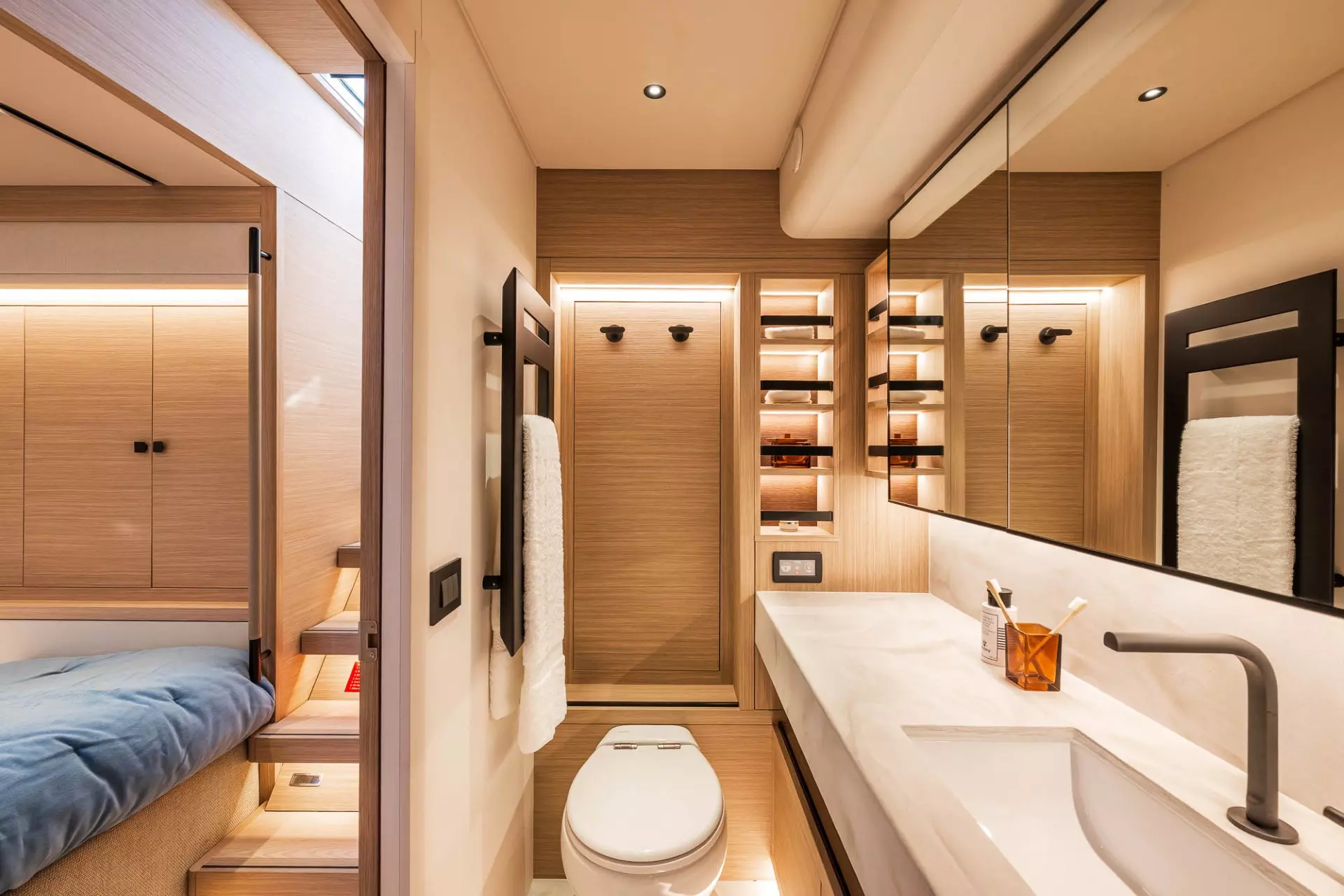 LAGOON-EIGTHY-2-INTERIOR-SLIDER-28.webp