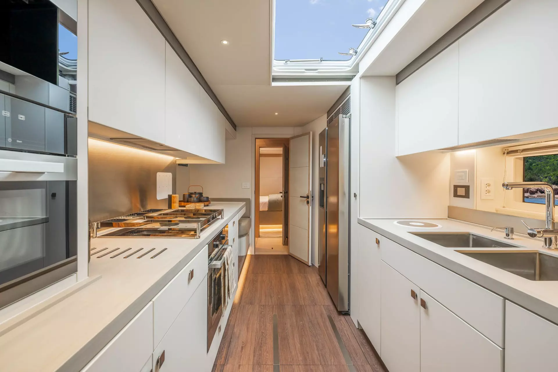 LAGOON-EIGTHY-2-INTERIOR-SLIDER-31.webp