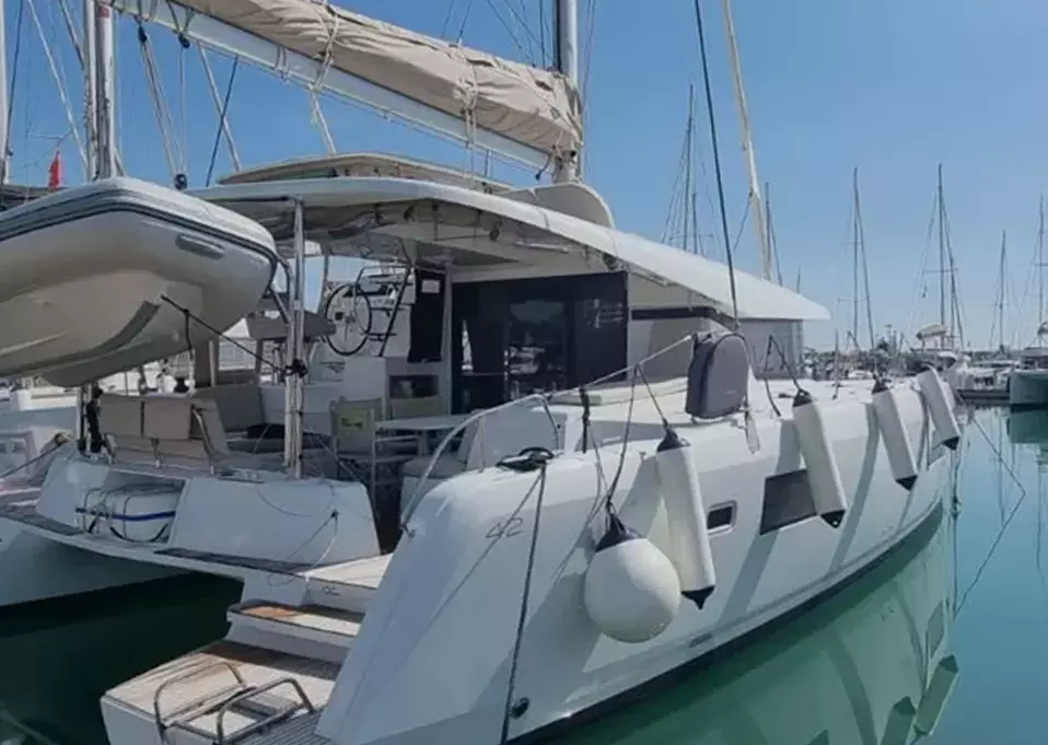 Navigation near the Coast in Italy: Rules, Distances, and Good Practices